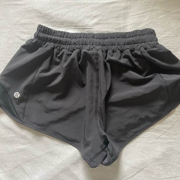 Lululemon low rise hotty hot short 2.5 - Picture 2 of 3